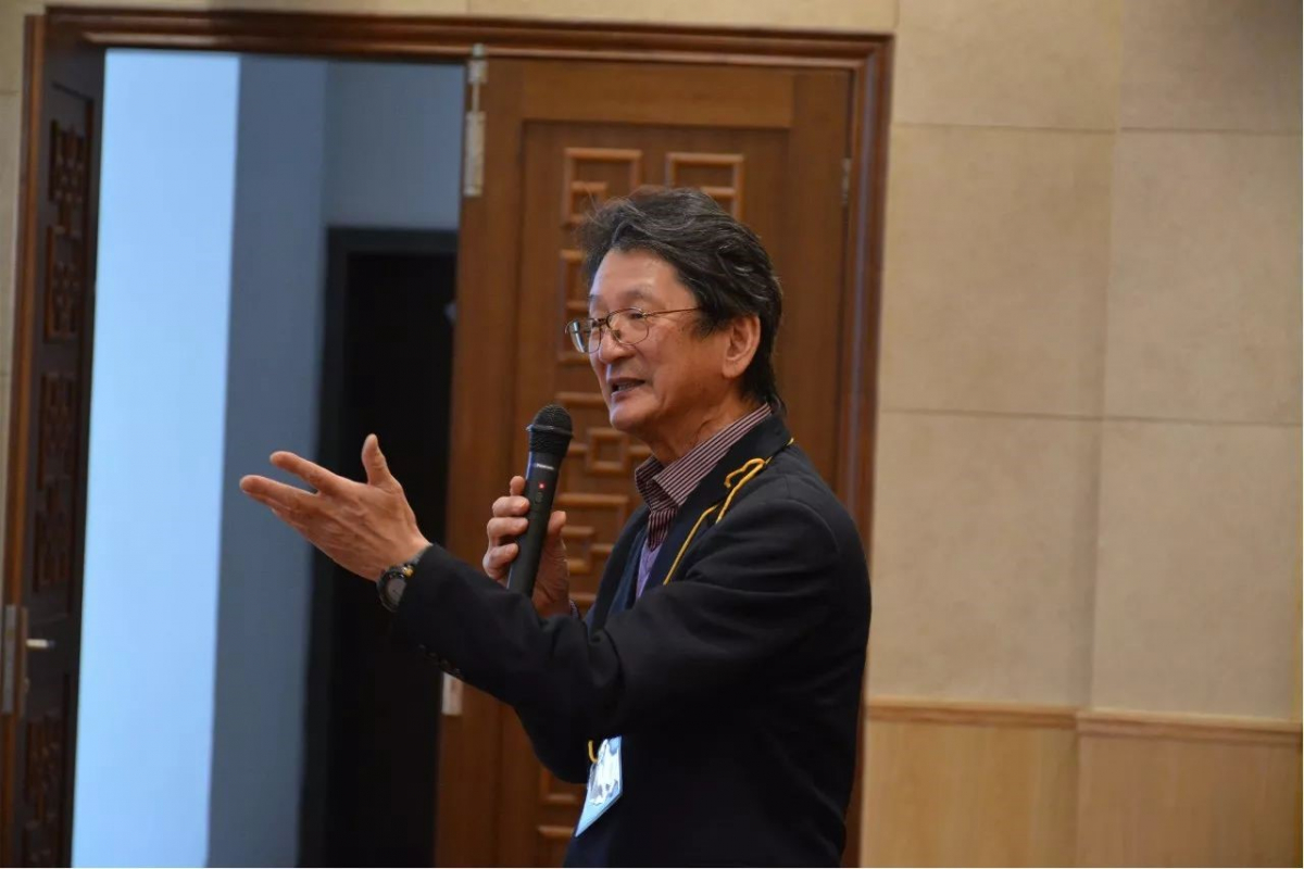 滨下武志教授主持和点评小组报告