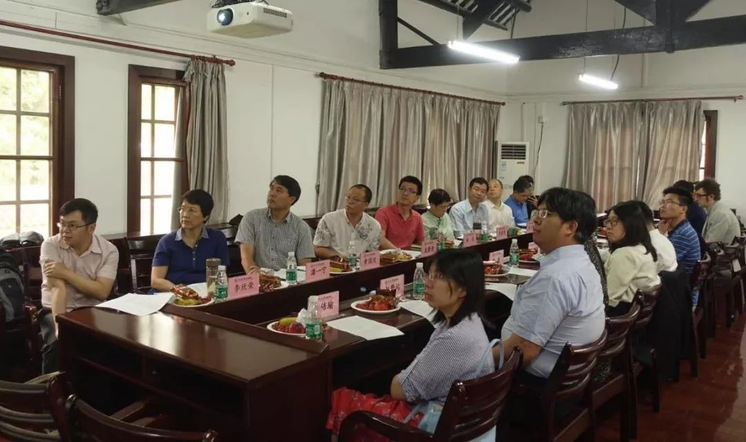 全体与会者聆听报告准备研讨