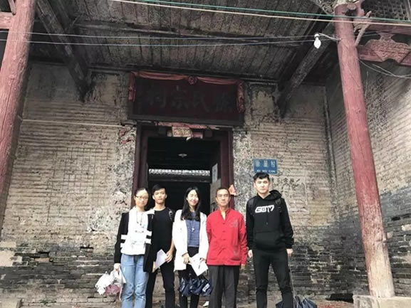 小组成员与徐雄伟组长在徐氏宗祠前合影留念