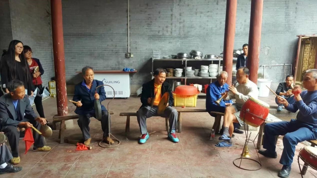正在演奏民乐的村民