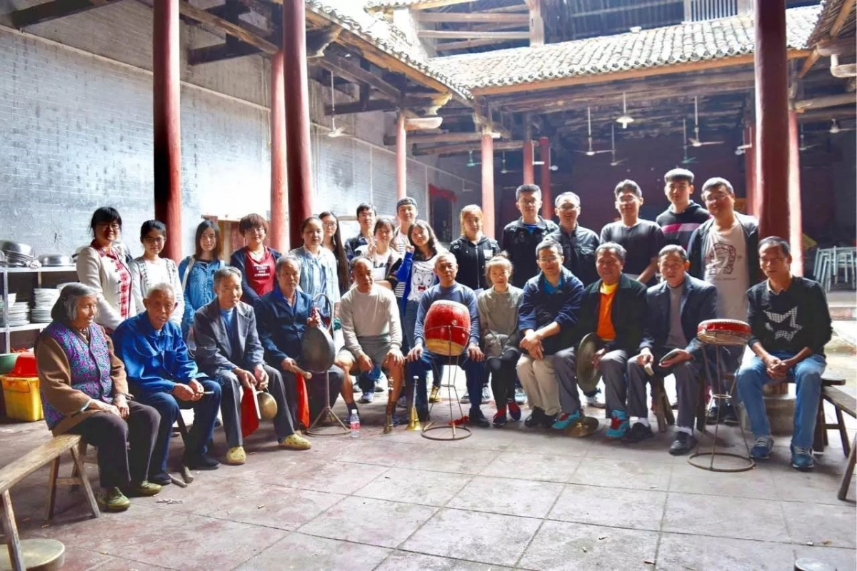 同学们与村民们的合影