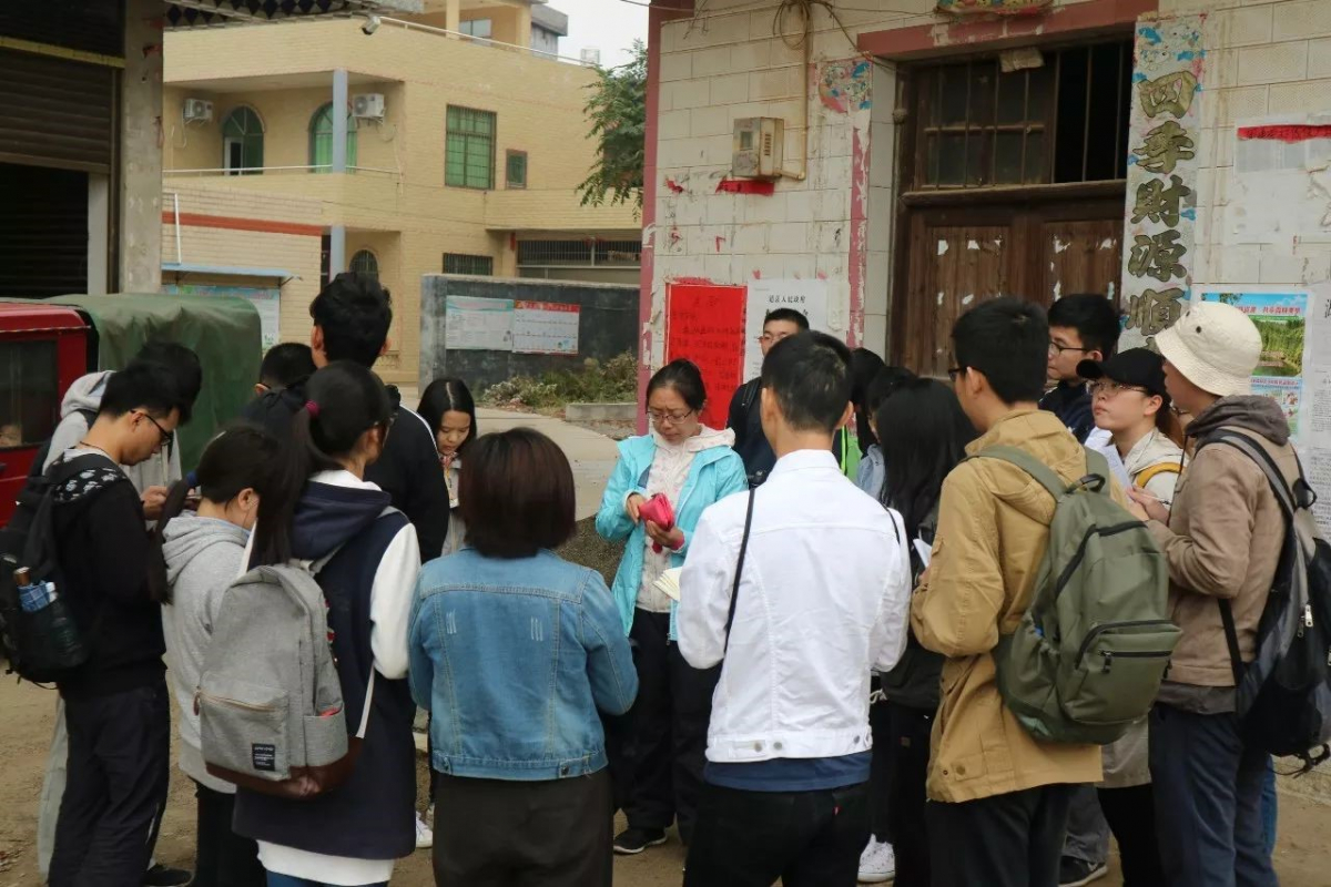 于薇老师在周塘营圩市给同学们讲解圩市以及人文地理学中的集市研究