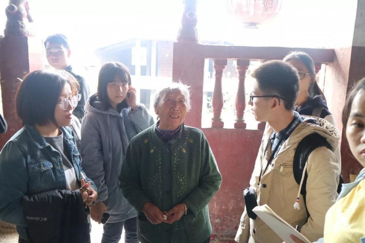 同学们在冯都祠采访一位老奶奶