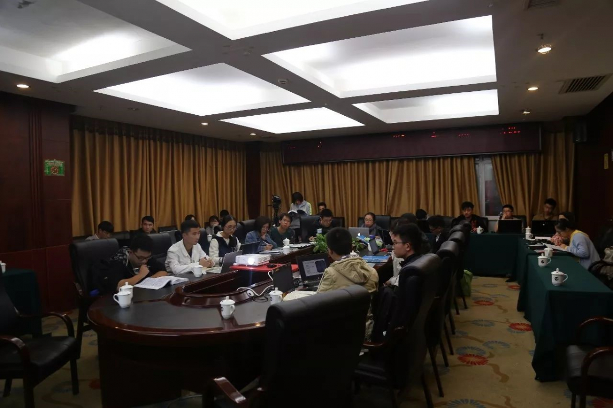 师生在酒店会议室热烈讨论