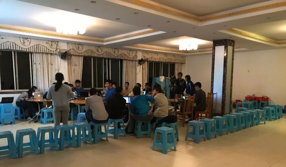 第5天晚间讨论，为阻止好奇小朋友用塑料凳建起的“城墙”