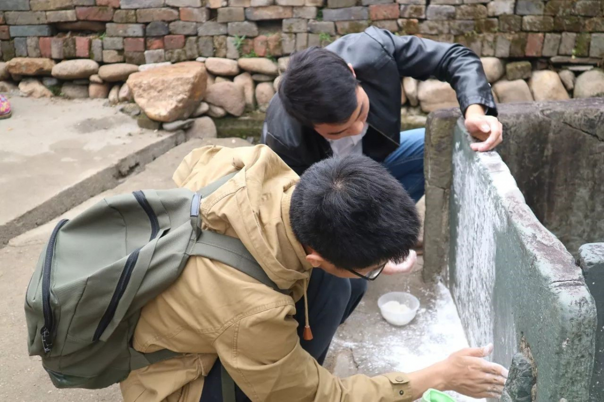 同学们在大塘村整碑