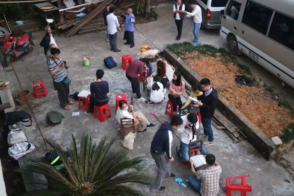 一大箱的族谱让大家全员上阵挑灯夜战