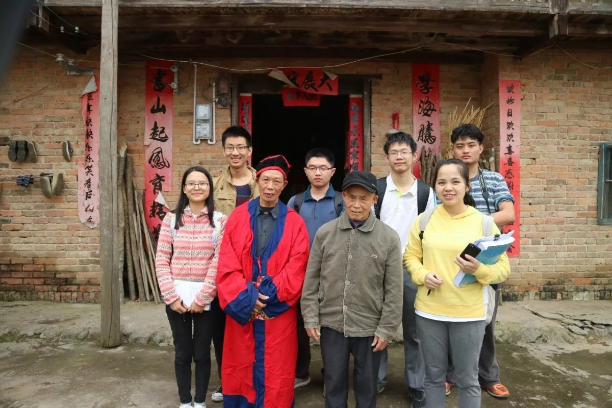 同学们和身着法衣的师公合照