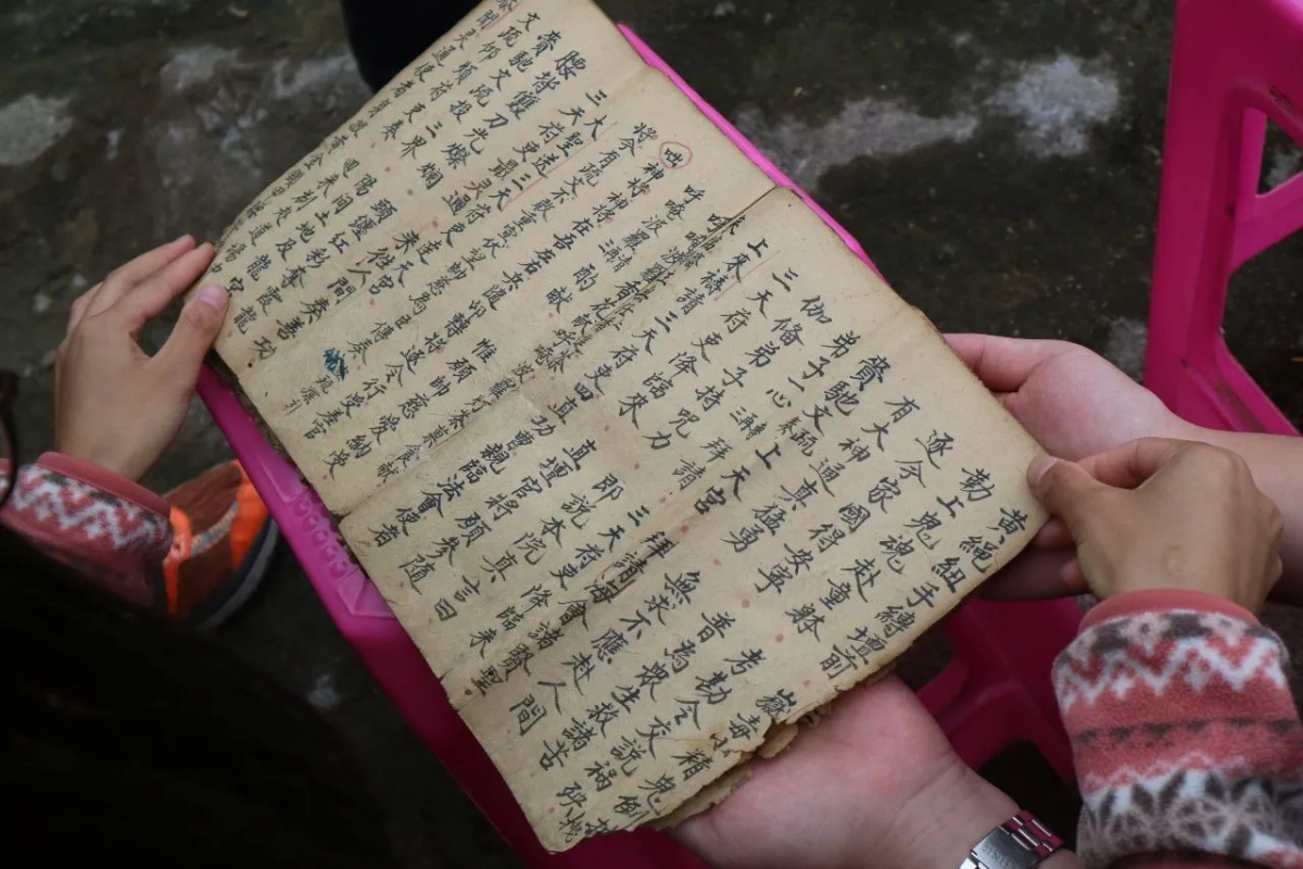 同学们在拍摄科仪文书