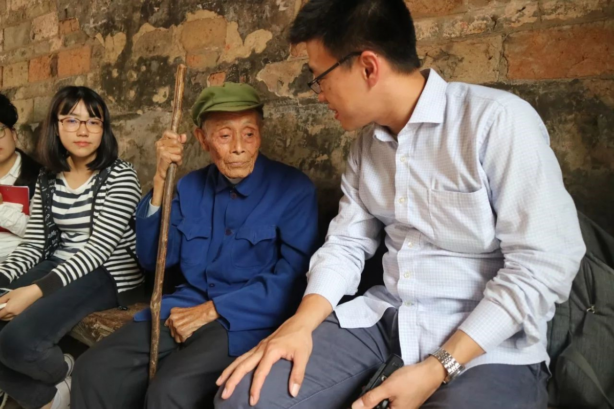 谢湜老师正和老人交谈