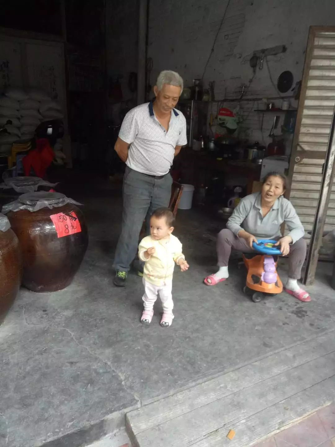 连州城骑楼老街上的酒铺