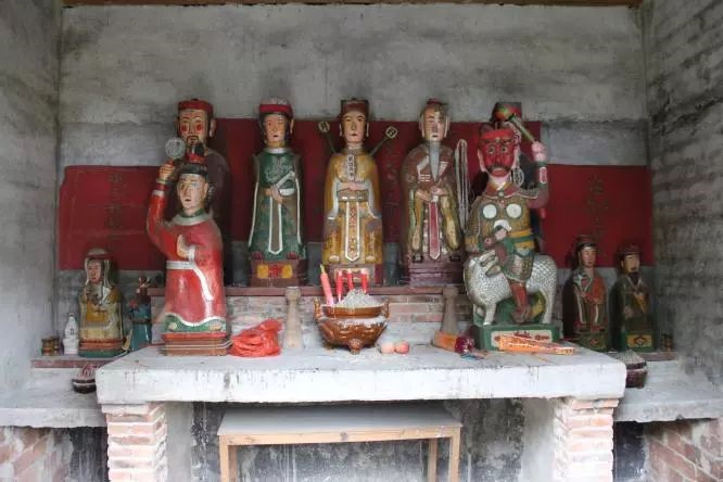 玉堂庙中的神像排排站
