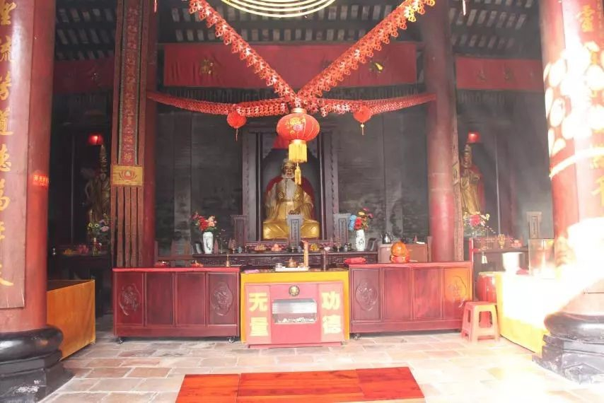 从左到右分别是 济公、太上老君和慈航道人