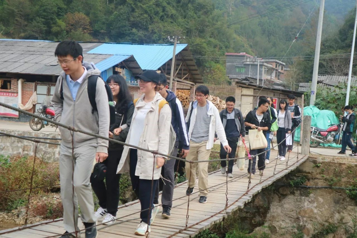 同学们从桥上跨过中河