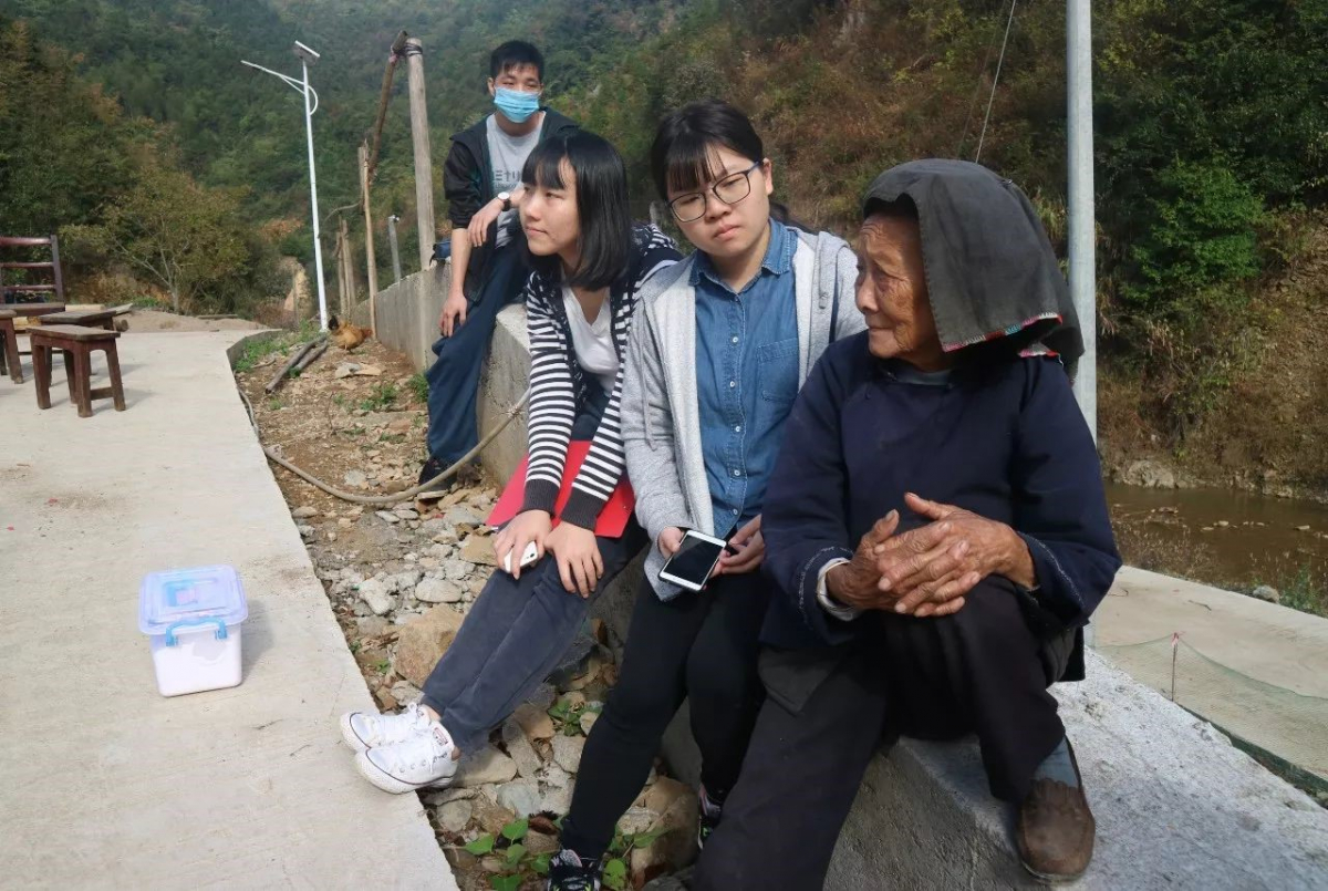 同学们访问一位88岁高龄的瑶族老奶奶