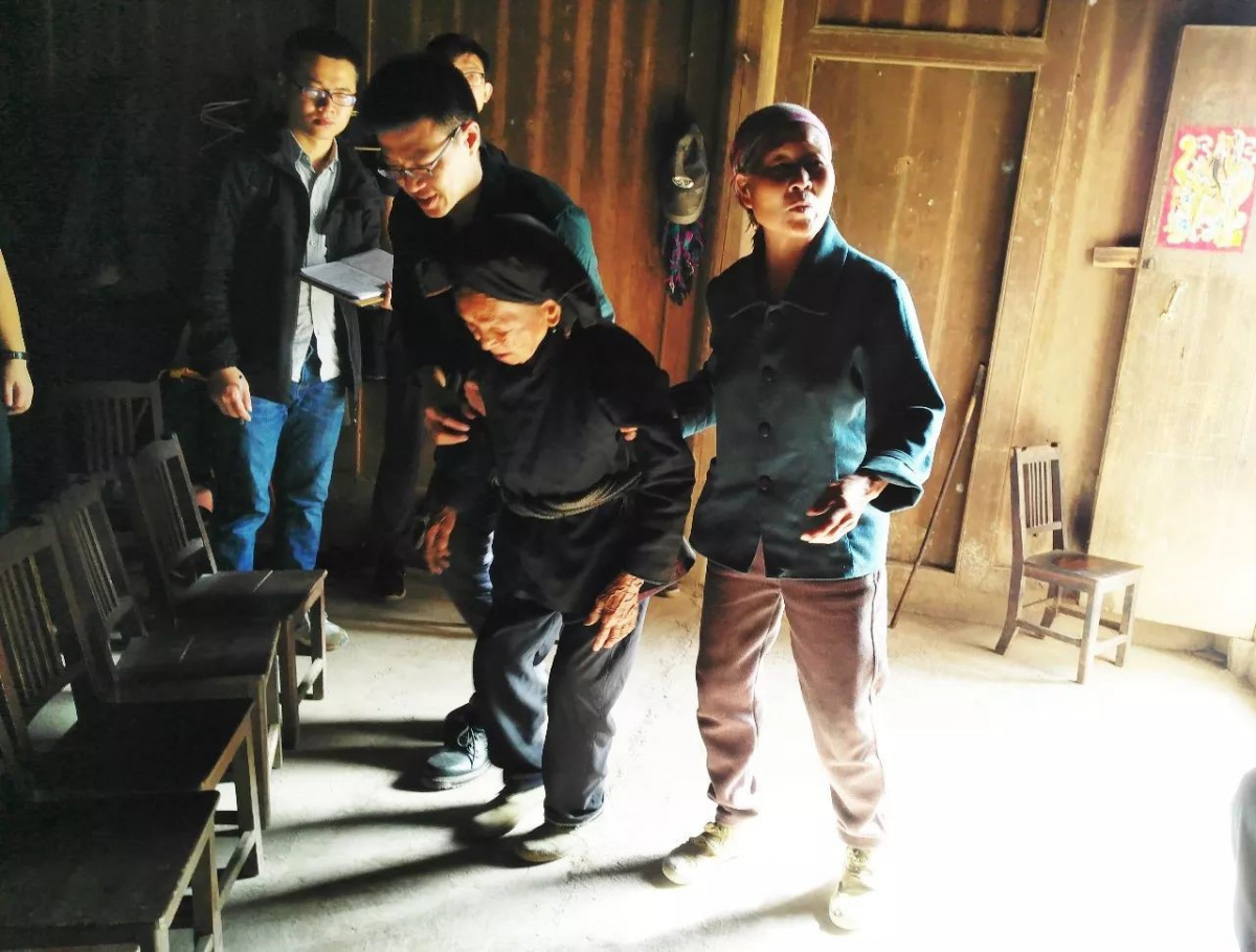 谢老师扶着百岁的老奶奶