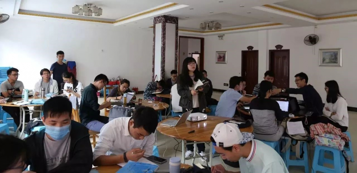 各组派代表进行报告