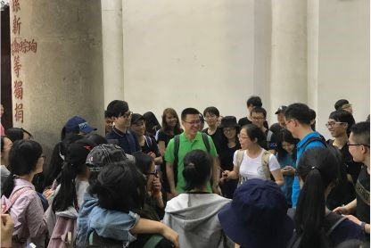 老师们介绍正殿石柱