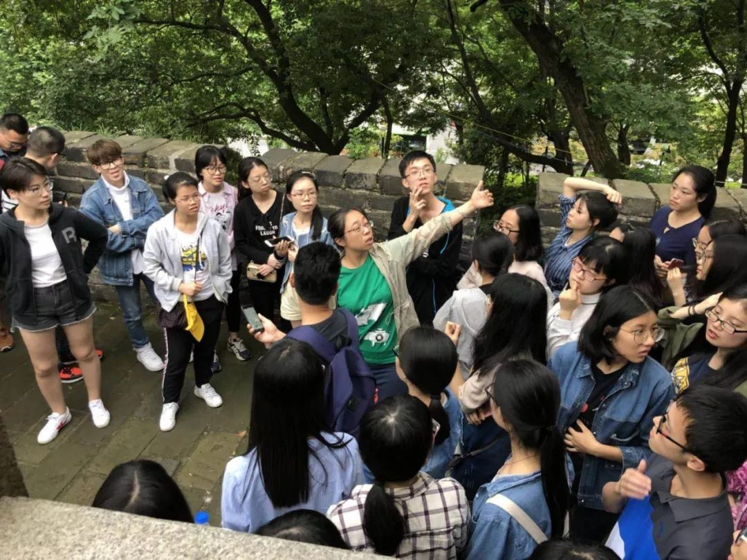 于薇老师在天心阁给同学们介绍