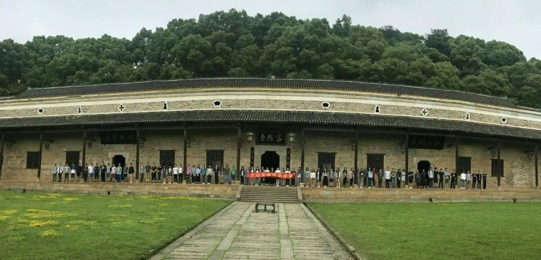 师生在曾国藩故居前合照