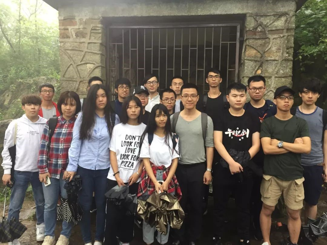 报告的两组同学与谢湜老师在禹碑前合照