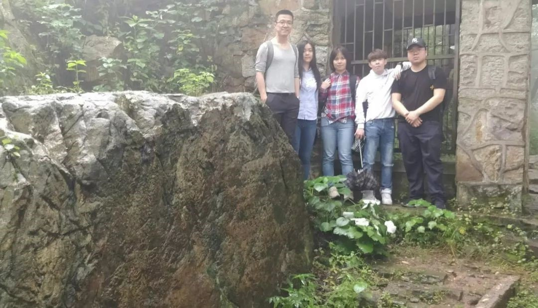 第二组同学与谢湜老师合照