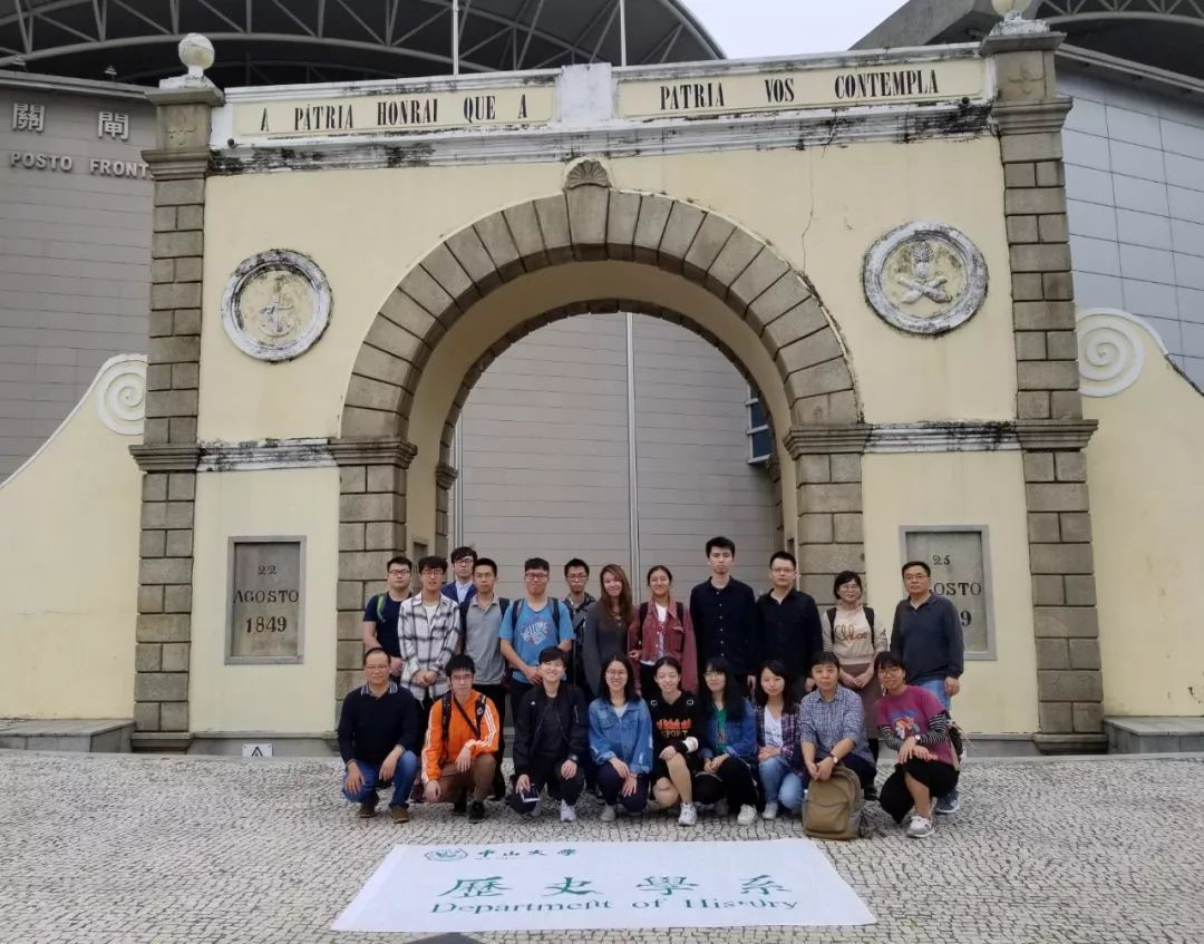 考察师生在关闸前合影