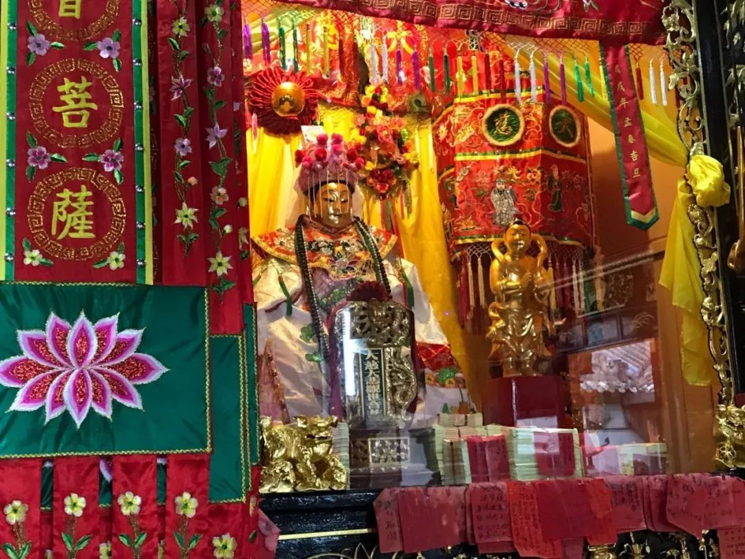 观音殿中的大慈大悲观世音塑像