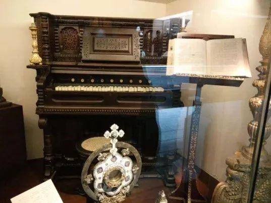 天主教堂内的钢琴