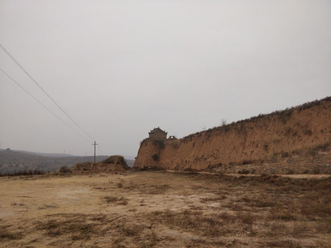 夯土外露的城墙