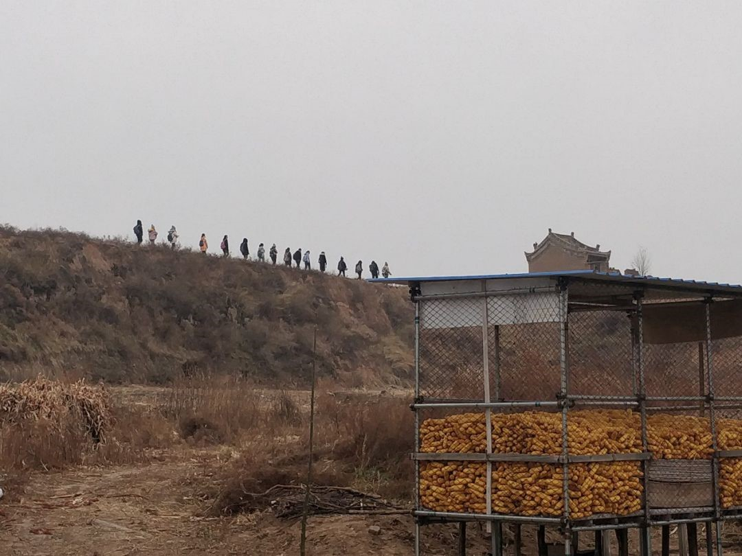 像明朝的士兵一样，同学们在城墙上“巡逻”