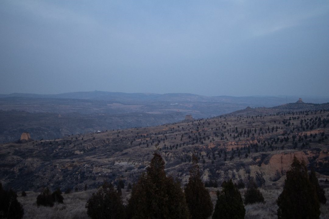 站在一个墩台上极目北望