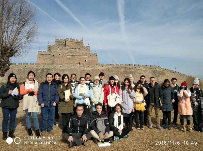 师生于镇北台前合影