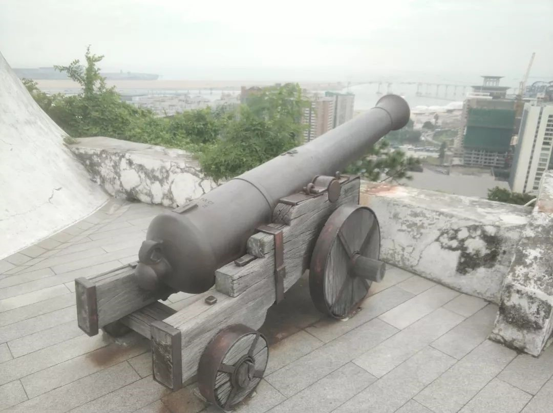 东望洋炮台上的大炮