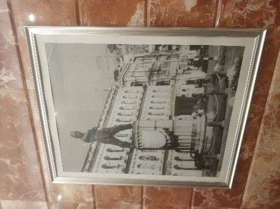 我们下榻的酒店大堂就有美士基打纪念像的老照片