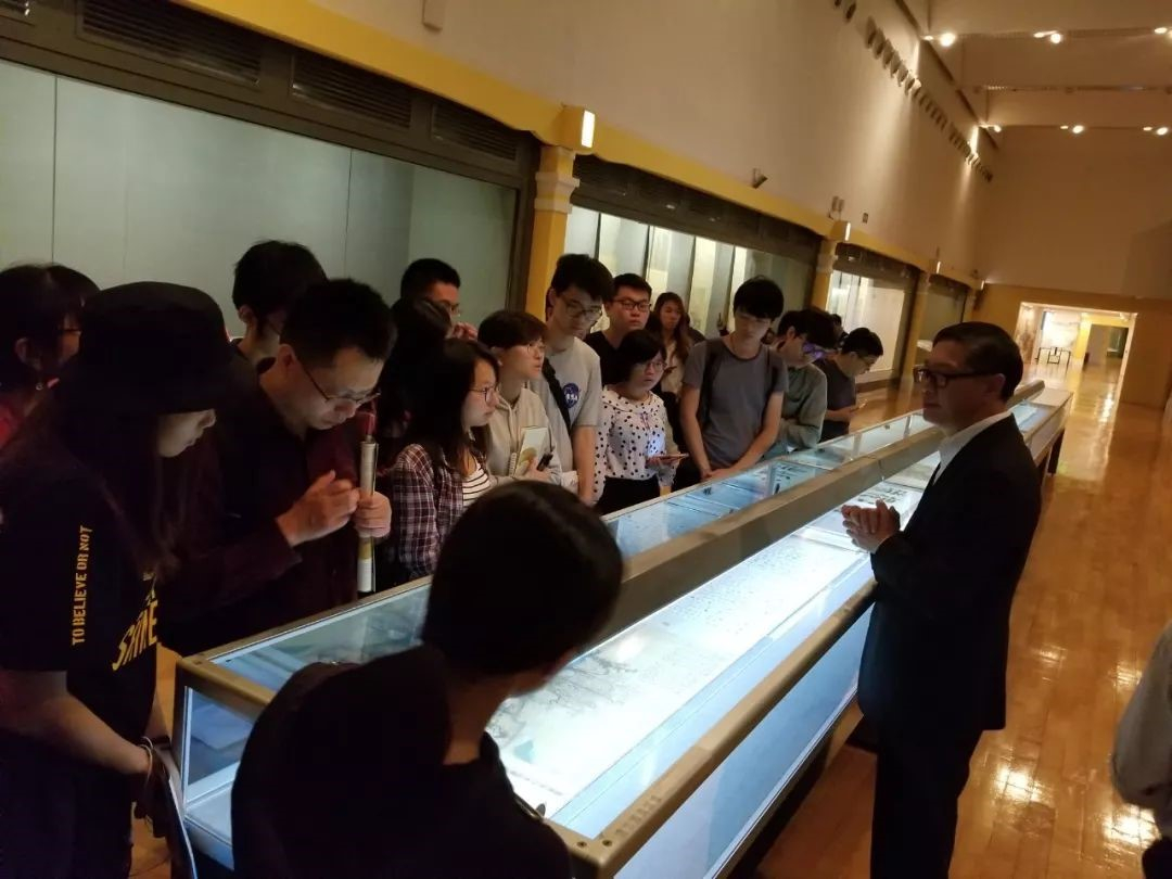 陈继春馆长为全体师生介绍吴历画作