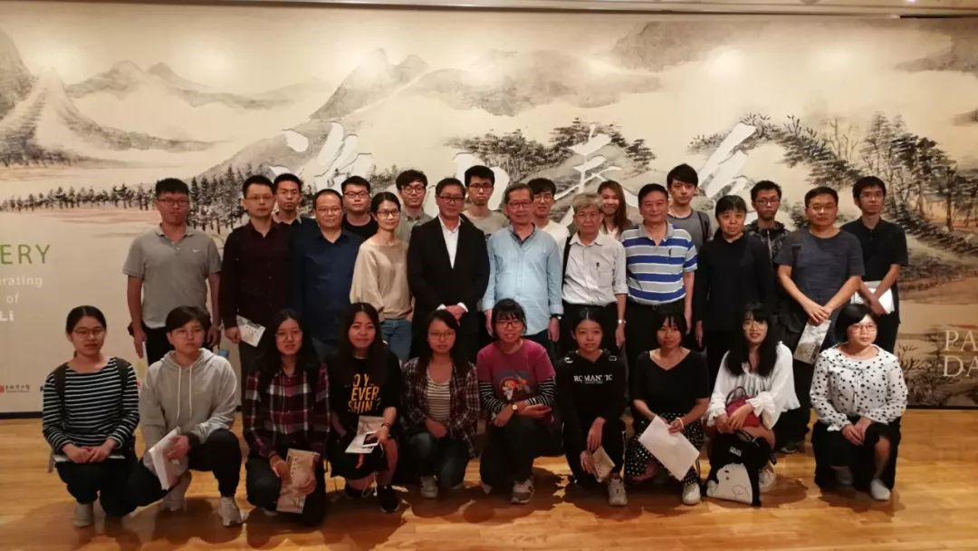 全体师生与博物馆工作人员合影留念