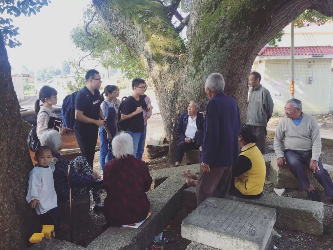 第一组同学在采访