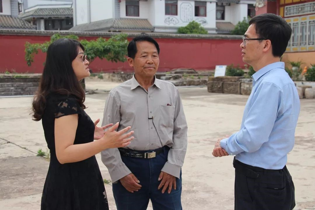 ▲刘燕萍副县长、李旭辉先生与曹天忠教授在文学院办学旧址交谈中