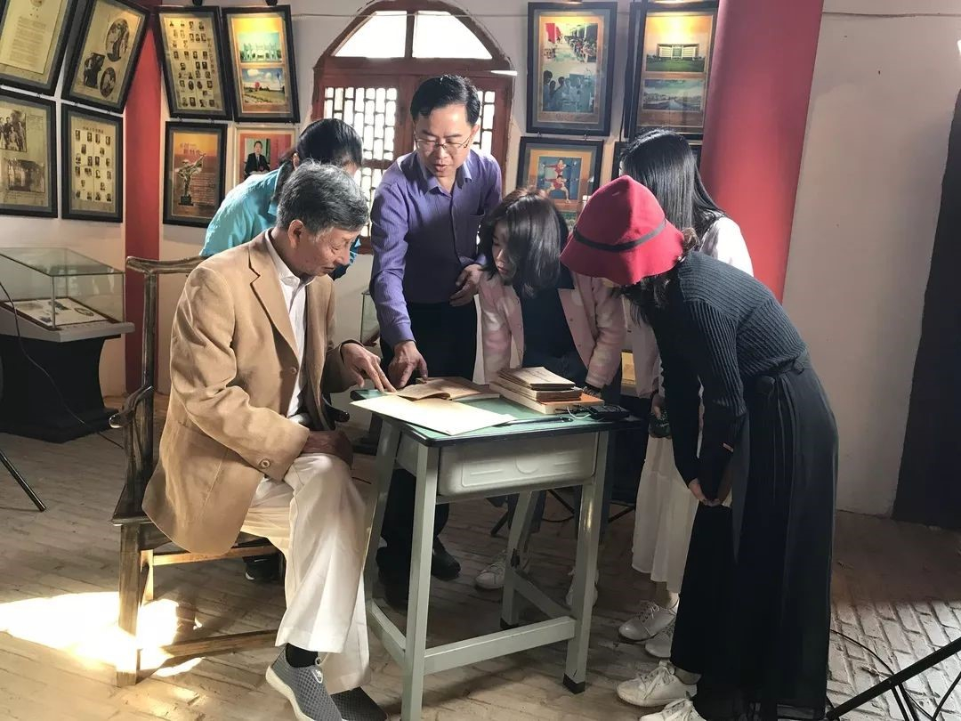 ▲江晓林教授在介绍珍藏的文献资料