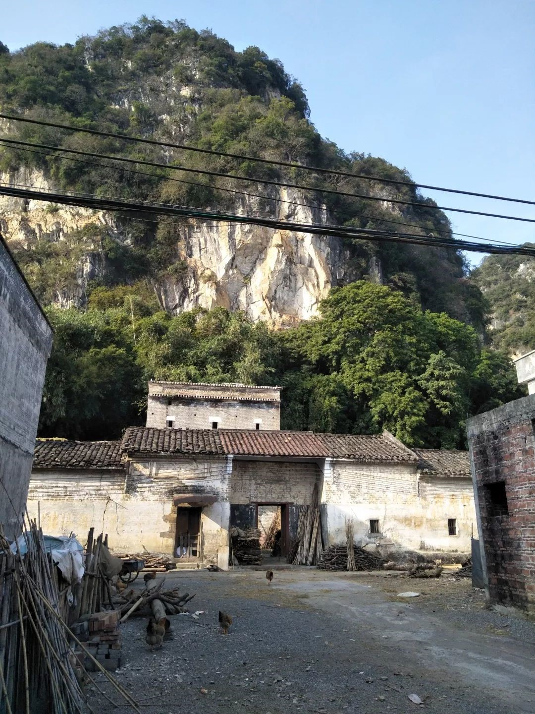 前为围屋閰门楼，后为望楼