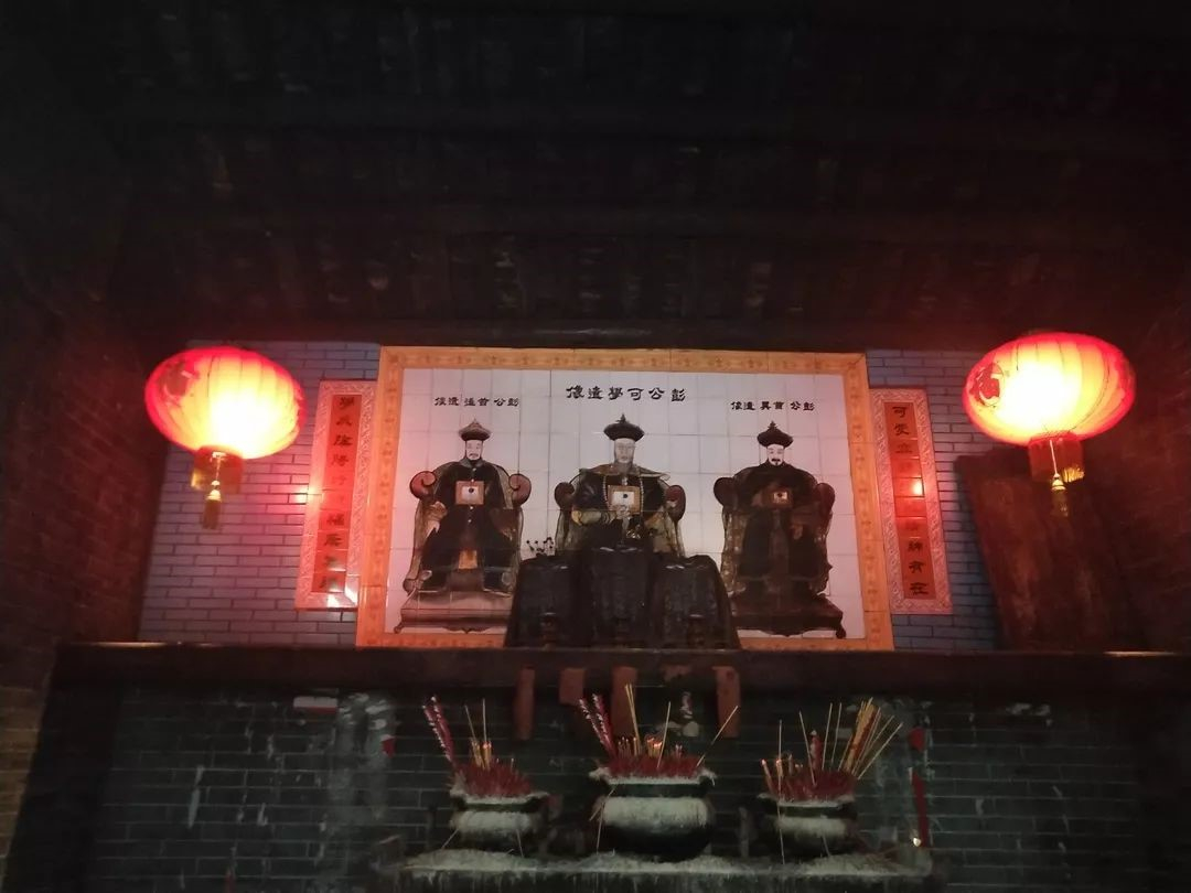 宗祠内彭公可学及其两个剿匪有功的儿子的画像