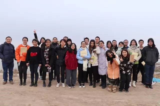 师生于花马池合照