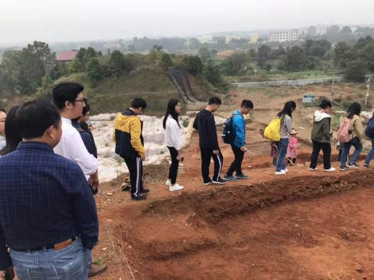 周围分布着24个窑址，图中耸起的小山包是其中之一，由窑业废弃物堆积而成。