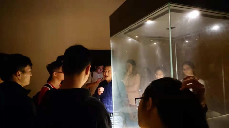 张文江老师重点讲解吉州窑的装饰工艺