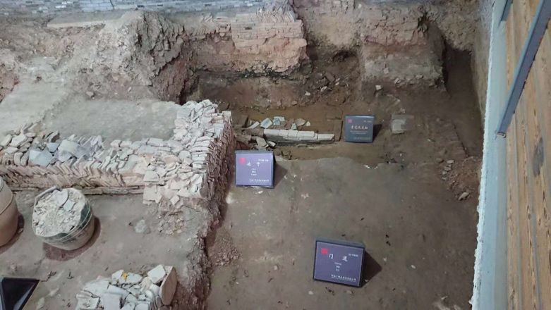 发掘揭露出来的沉淀池和青花大龙缸