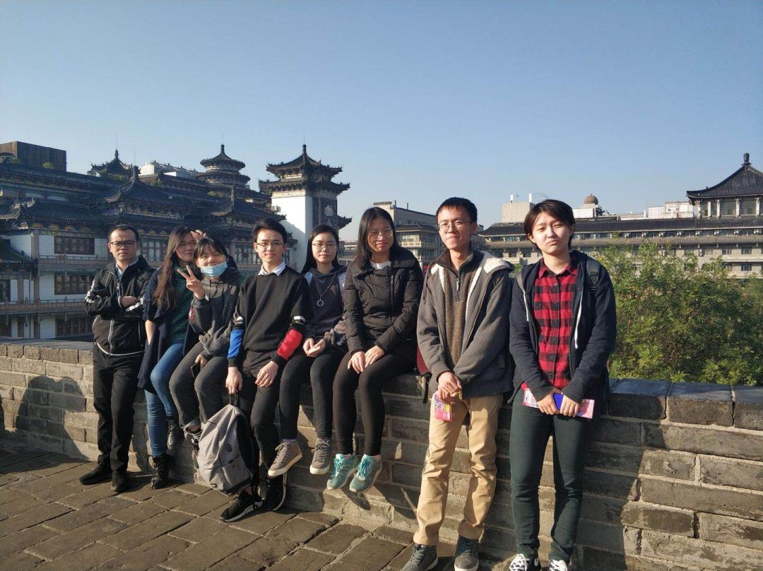 在西安古城墙上合影