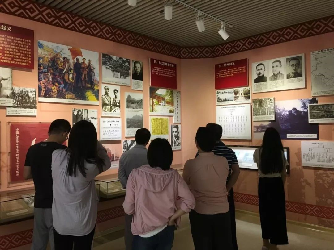 系史小组参观主题展览