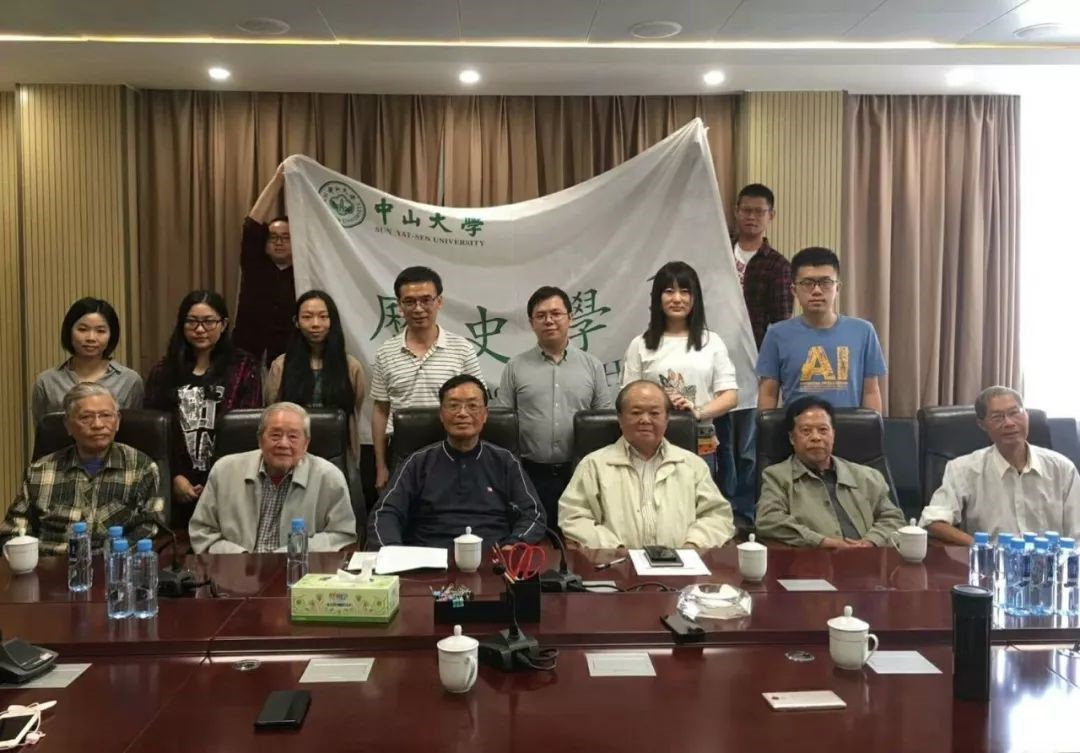系史小组与参加口述活动的系友合影