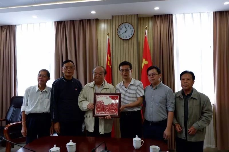 老师向系友代表赠送纪念品